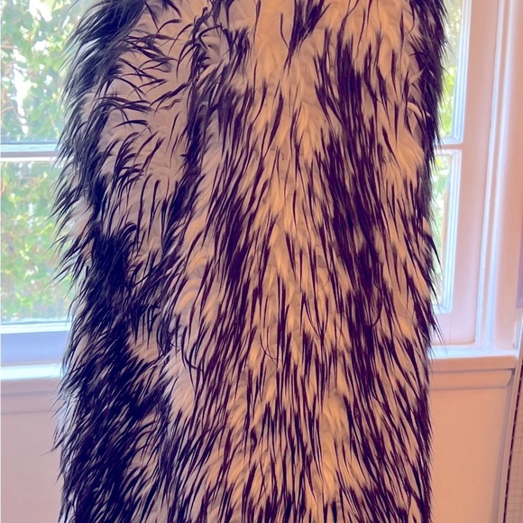 Luxurious Vintage Faux Fur Coat in Black and White - Picture 7 of 14